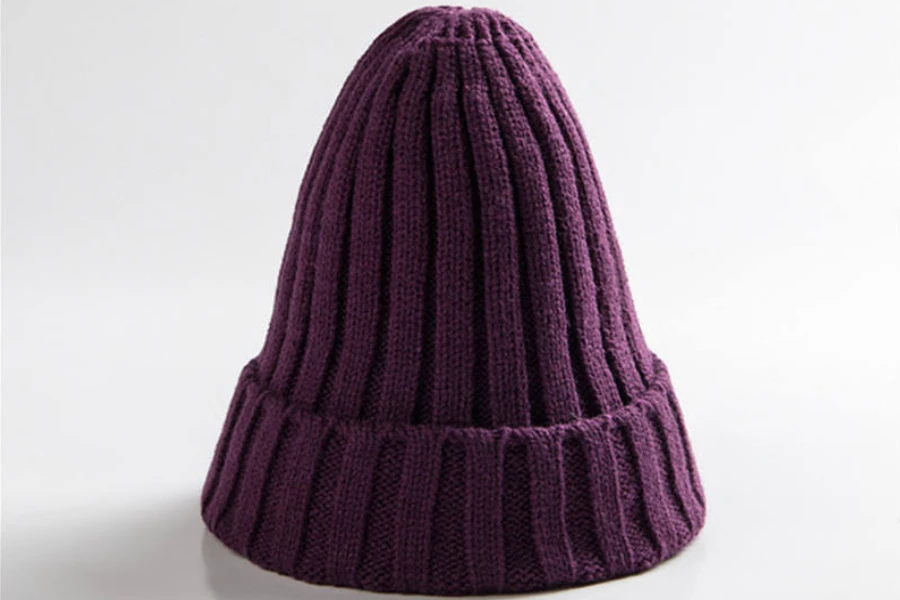 Présentoir d'un bonnet montant violet foncé