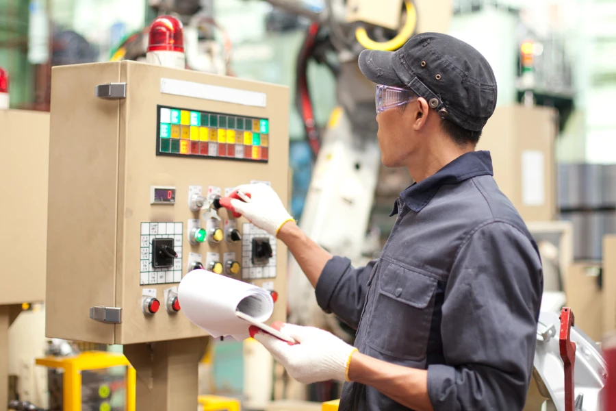 Engenheiro industrial operando uma máquina