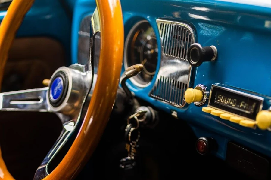 Intérieur Du Véhicule D'une Voiture Moderne Avec Bouton De Commande. Volant  Avec Boutons Multifonctions