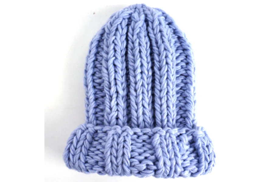 Gorro oversized azul claro em malha canelada