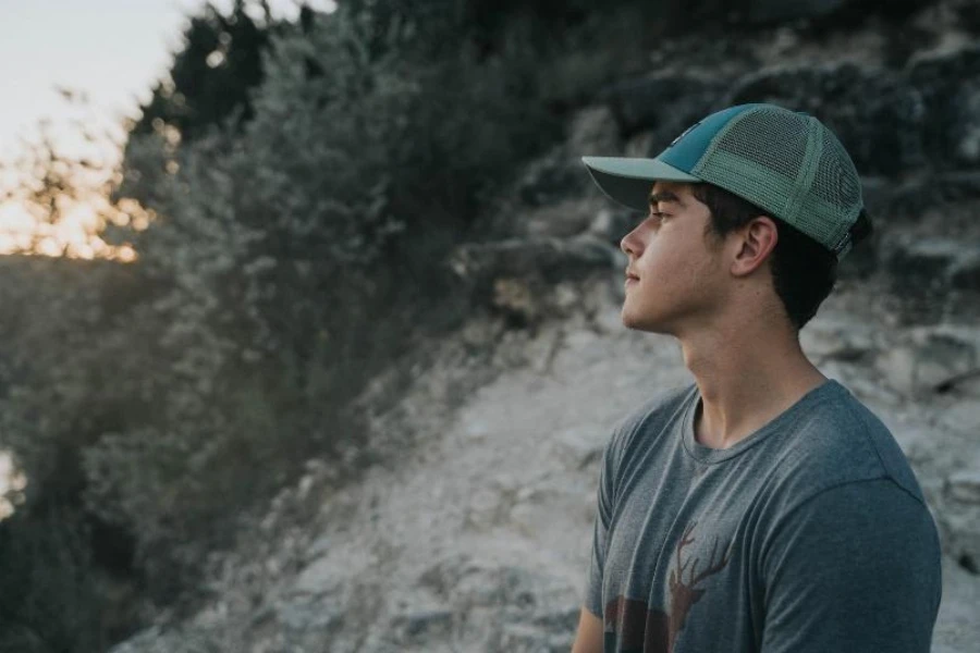 Hombre con gorra de béisbol de malla verde