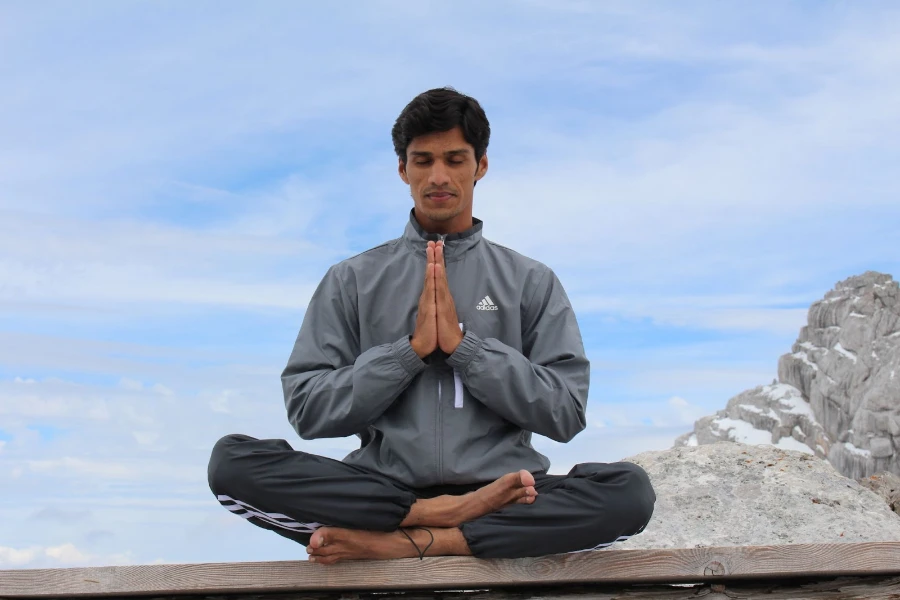 Homme en pose de yoga à l'extérieur