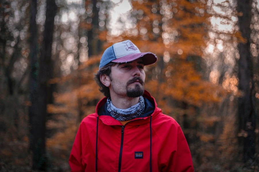 Uomo che indossa un berretto papà in natura