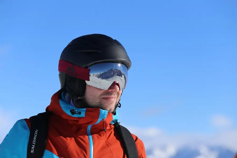 Homem vestindo uma jaqueta de esqui e capacete