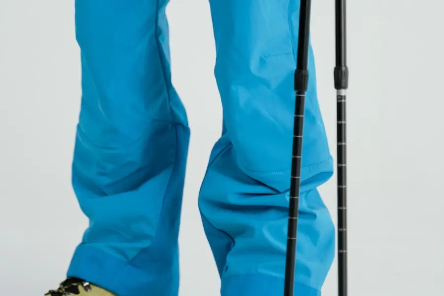 Homme portant un pantalon de ski adaptable bleu