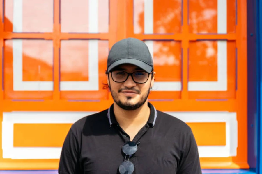 Hombre vestido con gorra de béisbol gris de 6 paneles y gafas