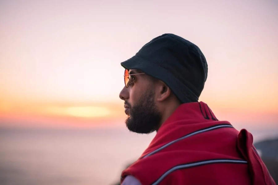 Homme portant un chapeau de seau à bord étroit