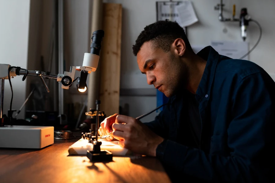 Engenheiro mecânico solda peças para membros protéticos