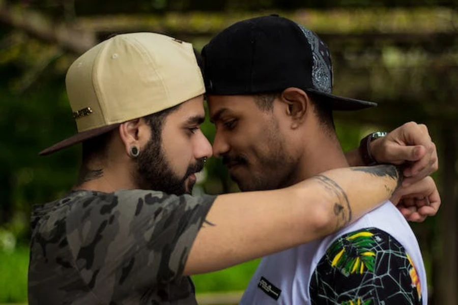 Hommes portant des casquettes snapback à bord plat