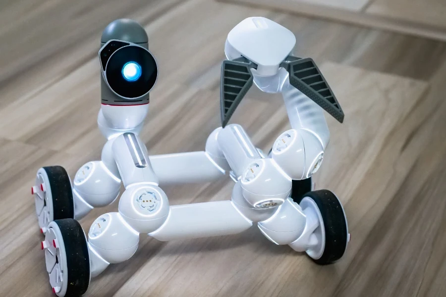 Kendaraan robot kecil di atas meja