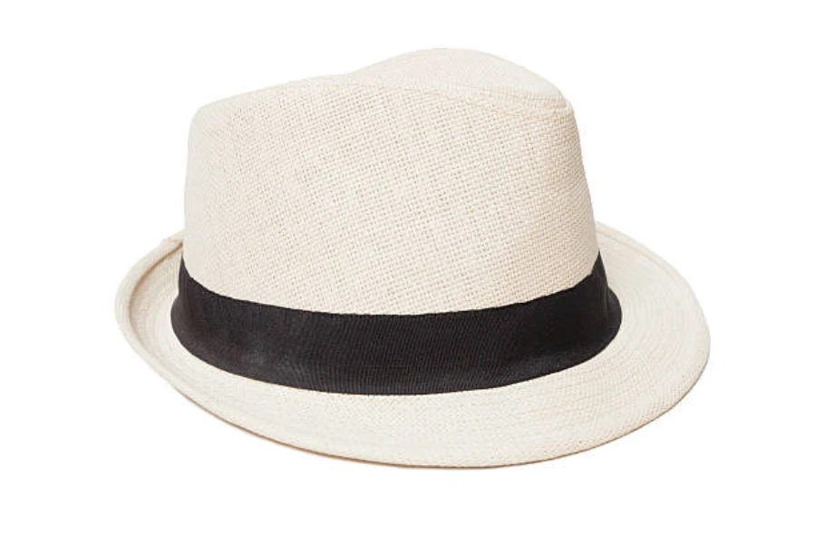 Chapeau Panama blanc traditionnel avec ruban noir autour