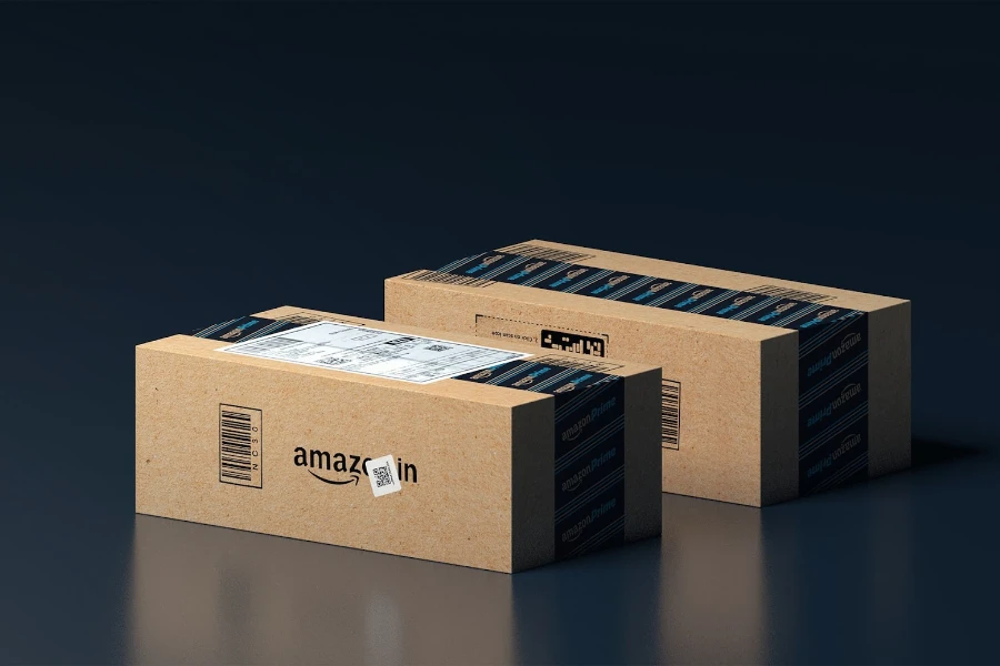 Dua kotak kemasan menampilkan logo Amazon