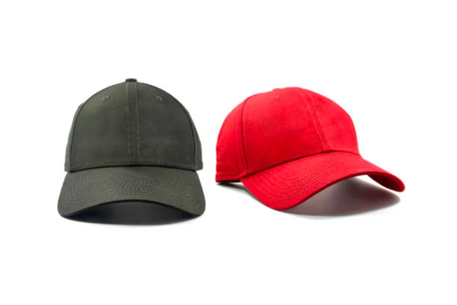 Dos gorras de béisbol de sarga de algodón sólido en negro y rojo.