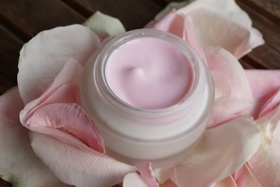 Foto de perto do creme corporal rosa