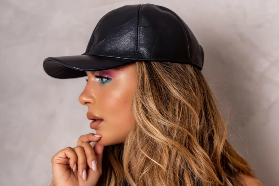 Mujer con una elegante gorra de cuero negro