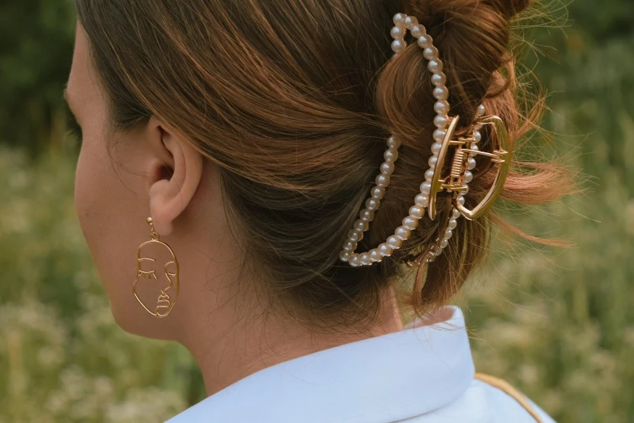 Woman wearing a beautiful pearl claw clip