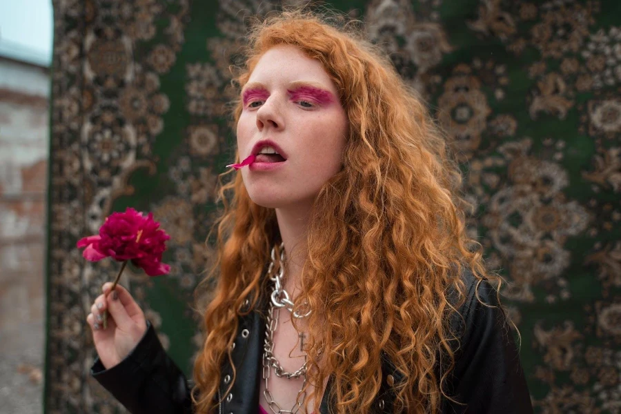 Frau trägt eine Lederjacke mit rosa Augen-Make-up