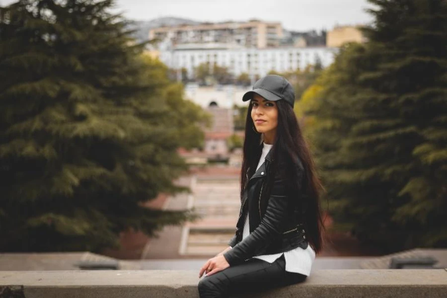 Femme portant une casquette de baseball en cuir lisse noir