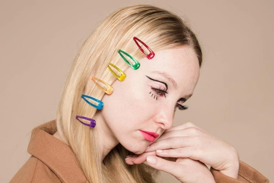 Woman wearing different-color french hair clips
