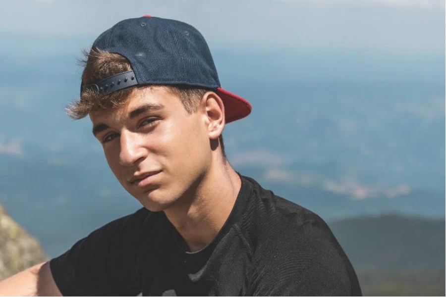 joven, llevando, negro y rojo, gorra snapback