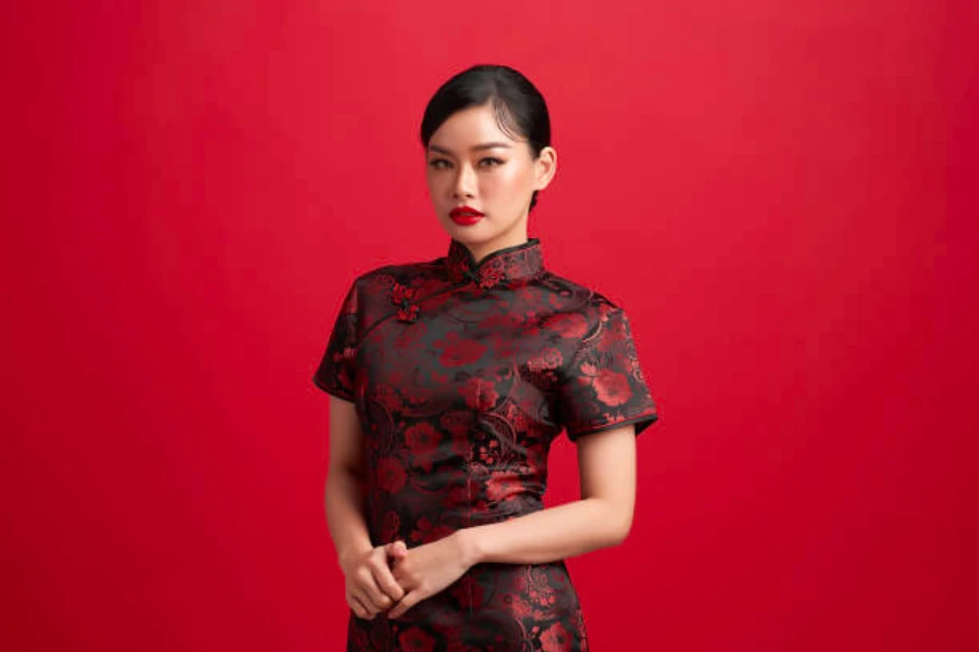 Una mujer china con ropa tradicional de fondo rojo.