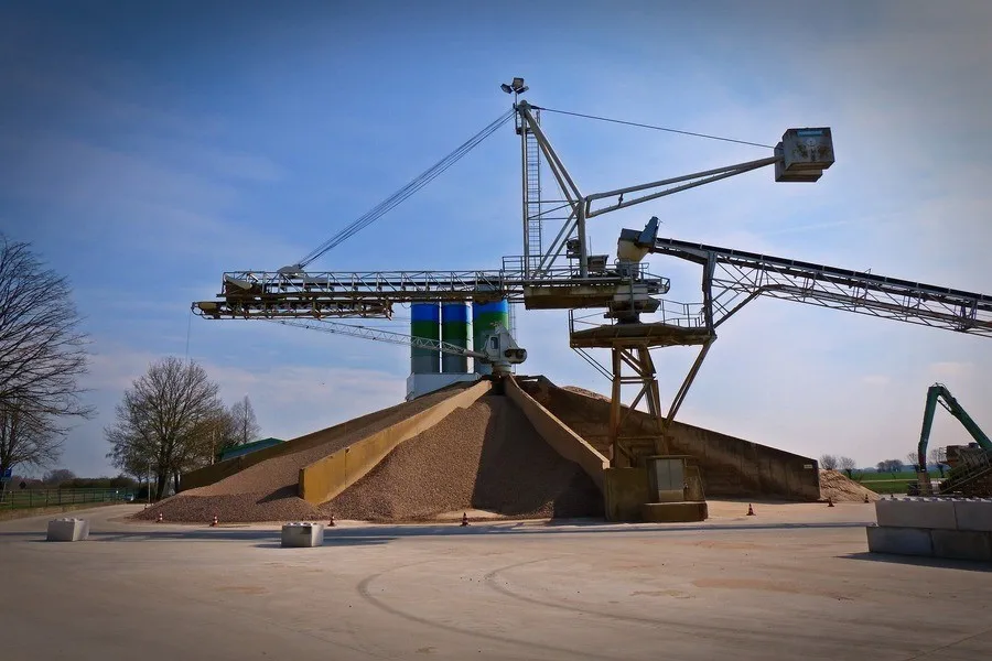 Uma planta de concreto com sistema de transporte aéreo