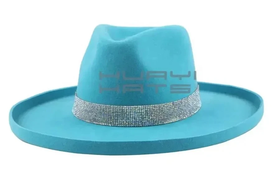 Un sombrero de ala de lápiz verde