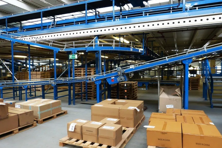 A long conveyor system in a warehouse