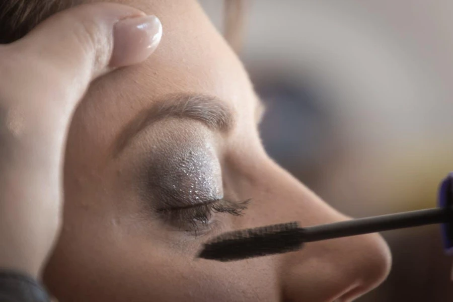 Ein Mann bei einer Augen-Make-up-Sitzung