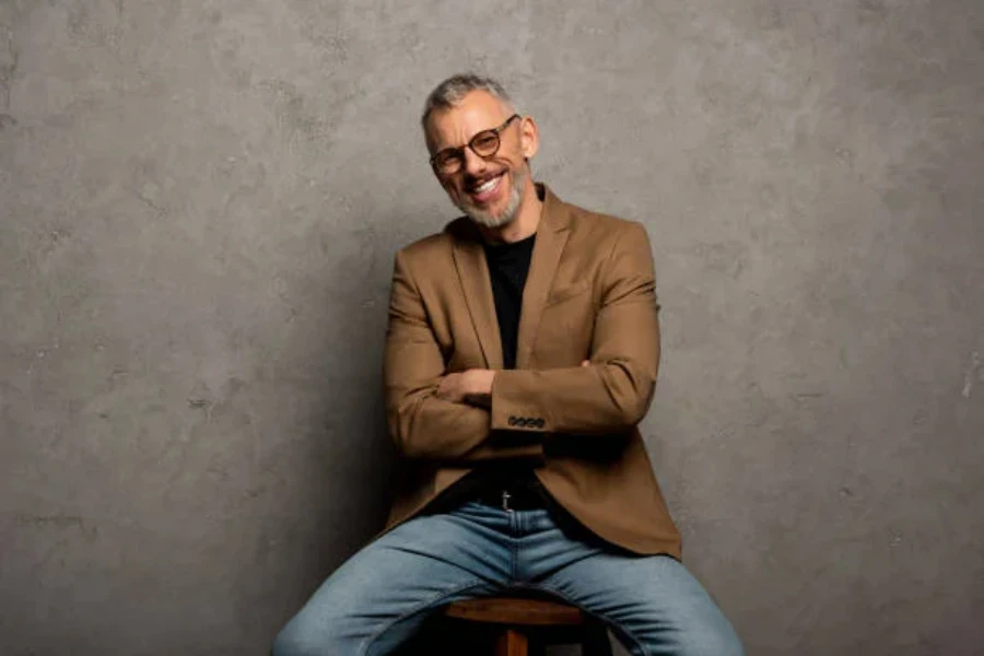 Un homme à lunettes portant un blazer