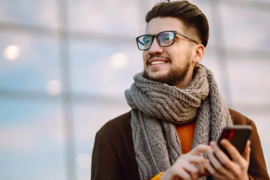 Um homem em roupas de inverno com um lenço