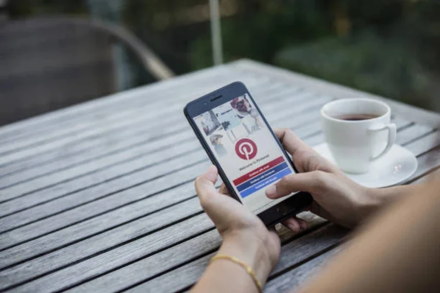 Ponsel yang menampilkan aplikasi Pinterest