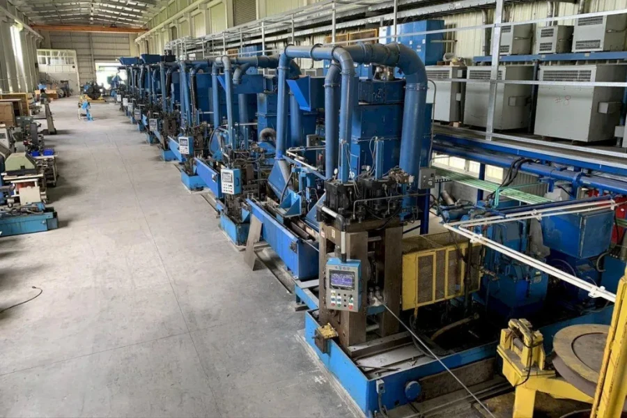 A tandem rolling metal mill