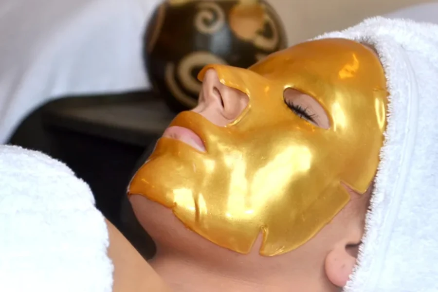 Une femme recevant un soin du visage avec un masque facial