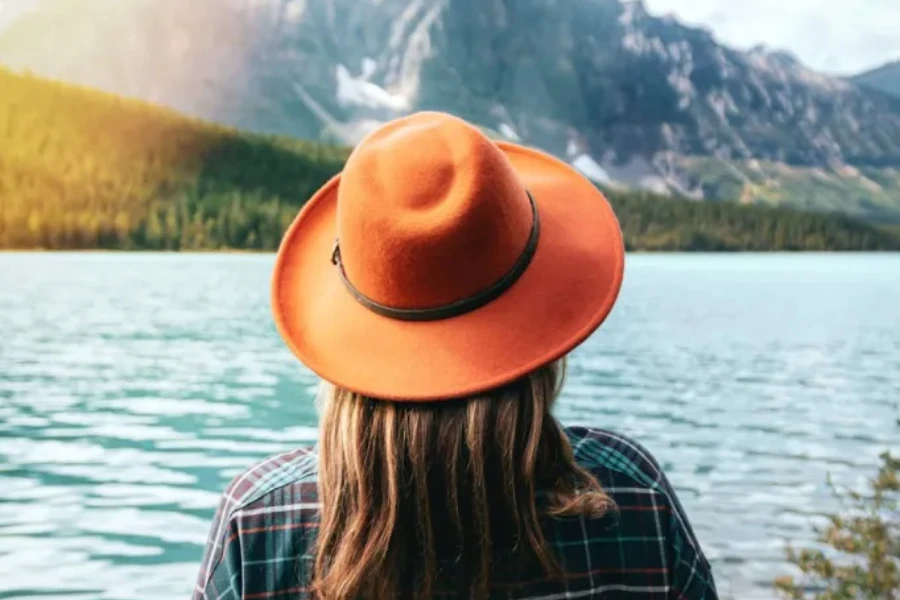 Eine Frau mit einem bunten Fedora-Hut