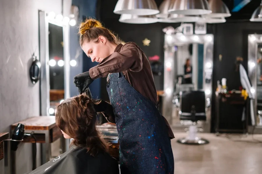 Una mujer en una peluquería recibiendo un corte de pelo de peluche