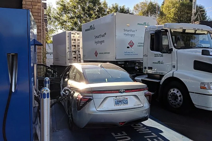 Car refuelling hydrogen at the station