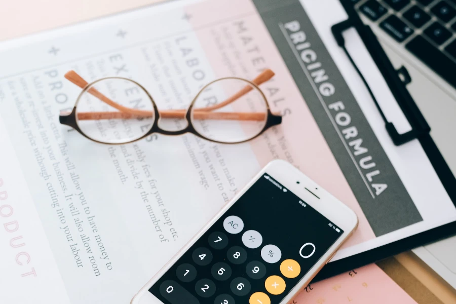 área de transferência que diz fórmula de preços com calculadora de telefone no topo