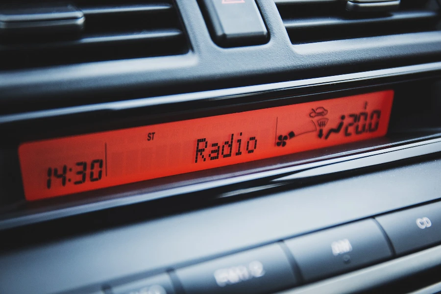 Primer plano de la pantalla de una radio de coche digital