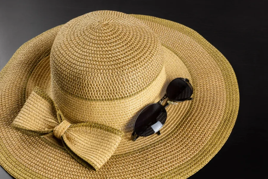 Chapeau de paille de plage souple et lunettes de soleil