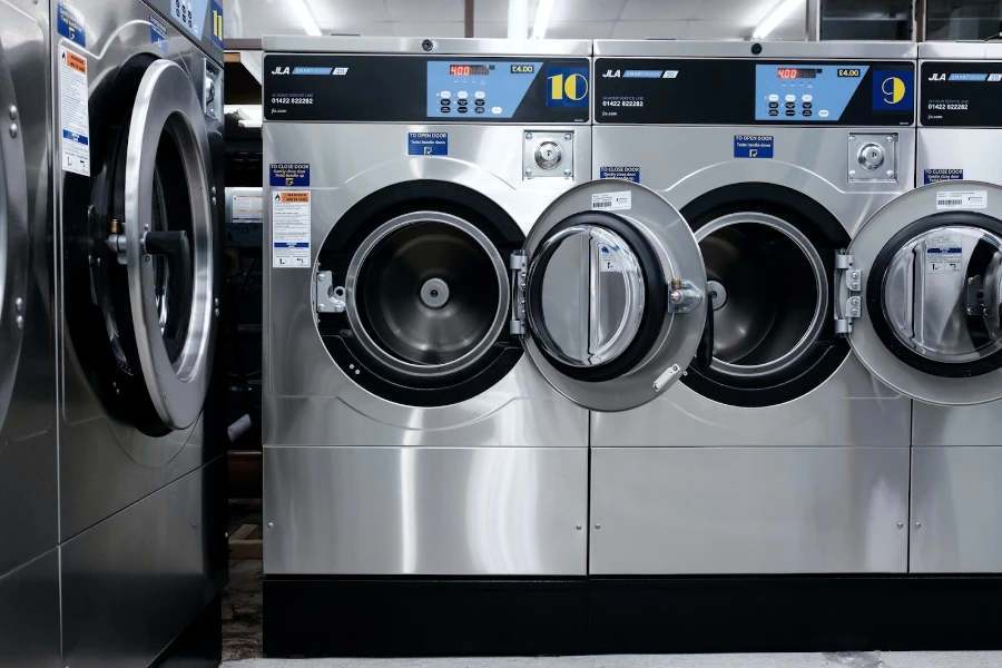 Beaucoup de machines à laver et sèche-linge