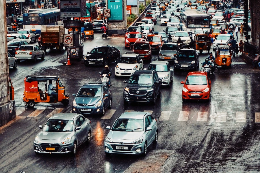 Beberapa mobil mengemudi dalam lalu lintas di siang hari