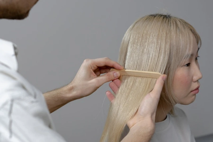 Foto seorang pria menyisir rambut wanita