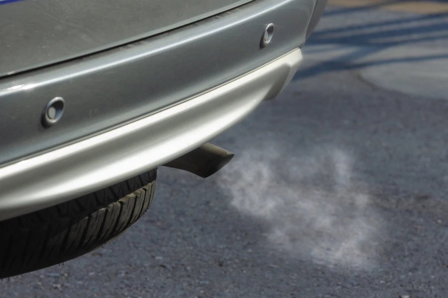 fumée sortant du pot d'échappement de la voiture