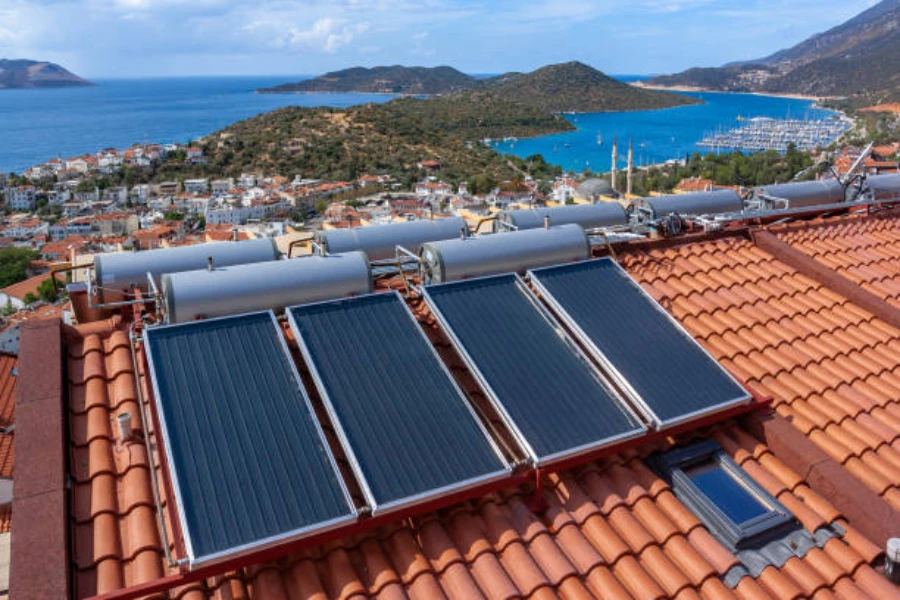 Calentador de agua solar instalado en el techo de tejas de la casa