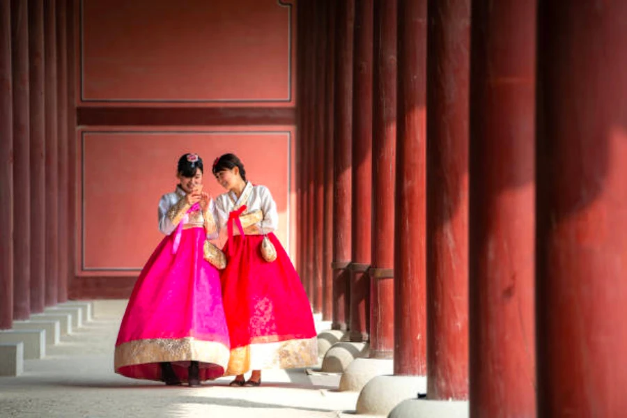 Deux adolescentes en vêtements traditionnels coréens