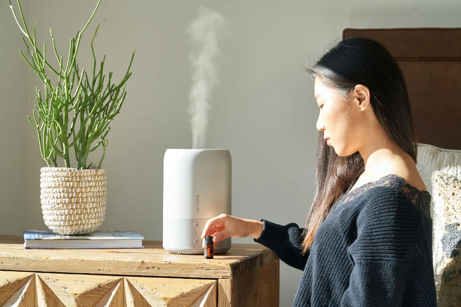 mujer usando difusor de aceite