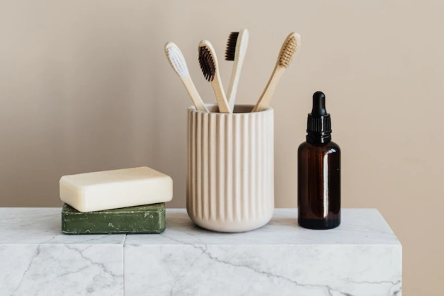 Produits de toilette bio zéro déchet sur une table en marbre