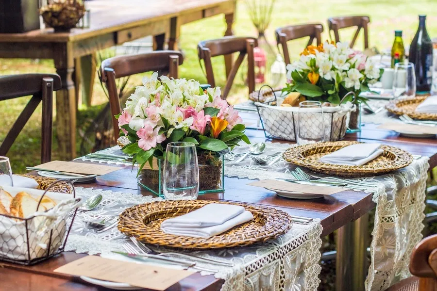 Uma mesa bem decorada para almoçar ao ar livre