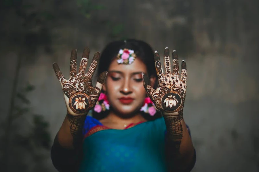 Eine Frau in traditioneller indischer Kleidung mit Make-up und Henna